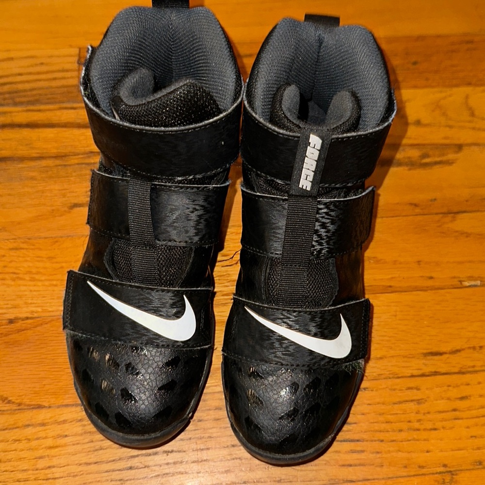 Nike football cleats 3 strap closure little boys